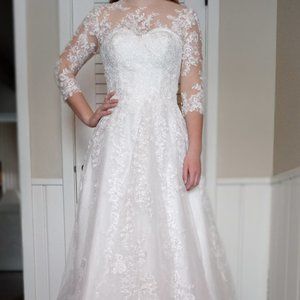 New With Tags! True Size 6 Wedding Dress, Natural White, Tulle, Lace, & Sparkle.